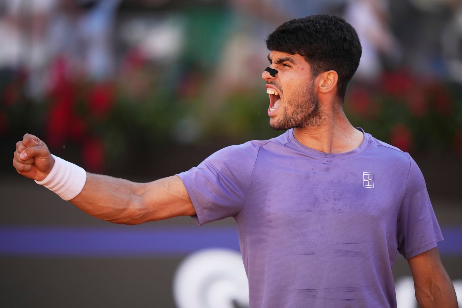Spain's Carlos Alcaraz celebrates after winning the semifinal tennis match against taly's Lorenzo Musetti at the Italian Open, in Rome, Friday, May 16, 2025. (AP Photo/Andrew Medichini)