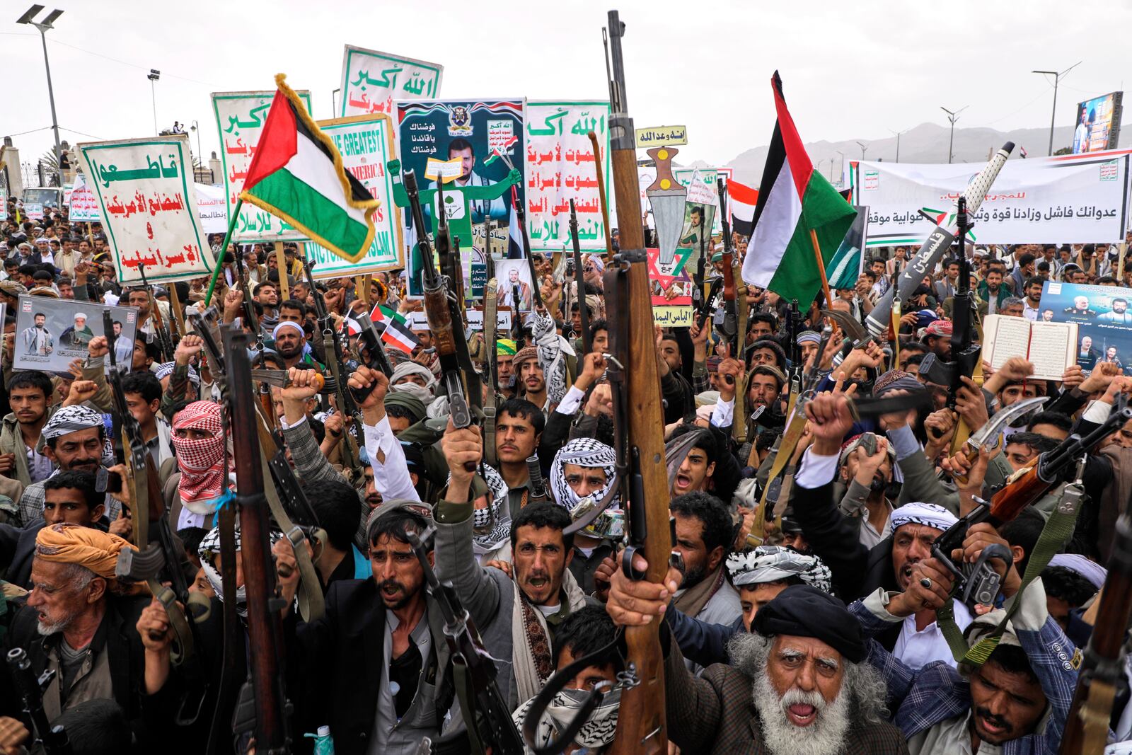 Houthi supporters chant slogans during a weekly anti-U.S. and anti-Israel rally in Sanaa, Yemen, Friday, April 18, 2025. (AP Photo/Osamah Abdulrahman)