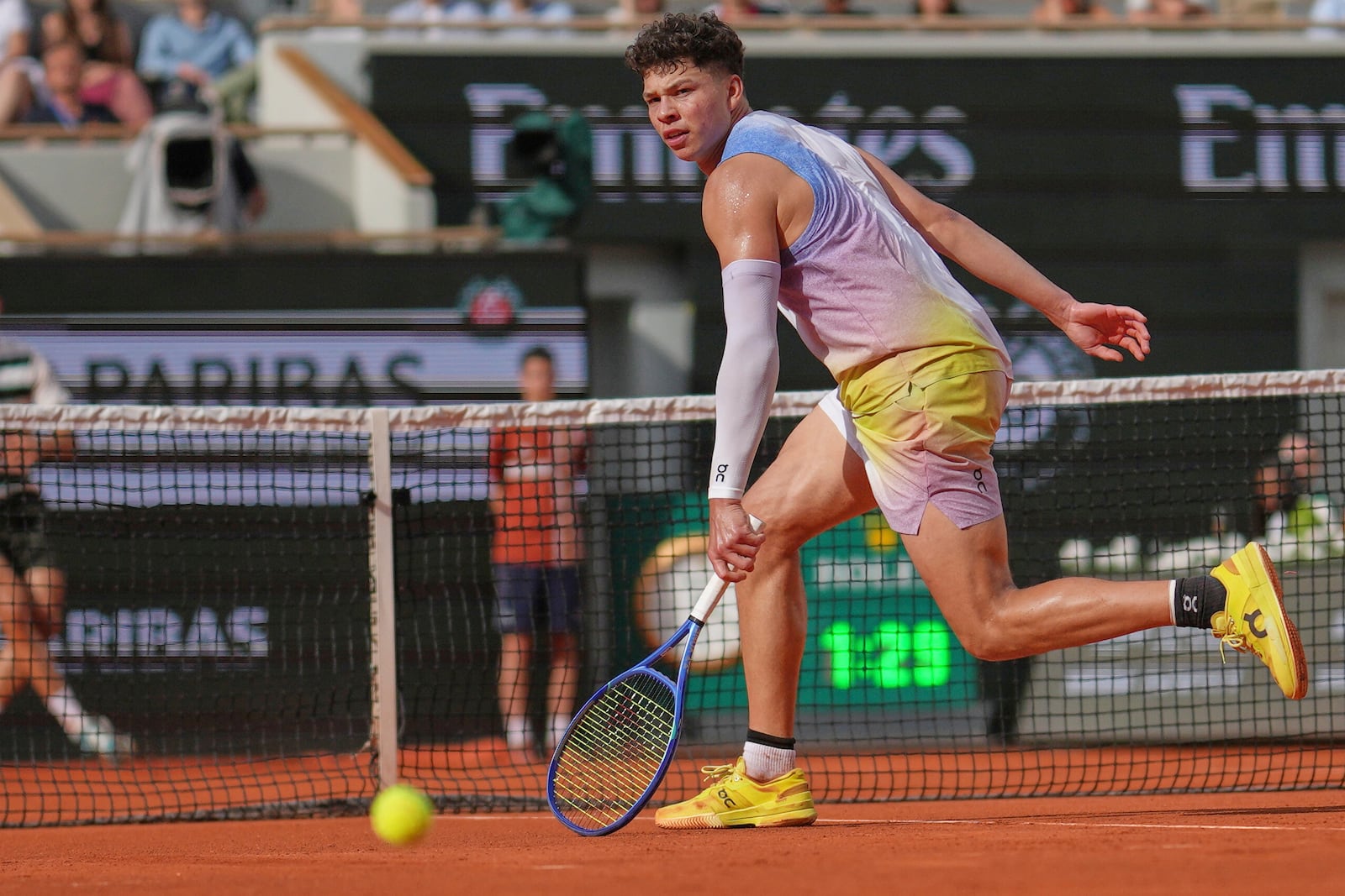Ben Shelton of the U.S. returns the ball to Spain's Carlos Alcaraz during their fourth round match of the French Tennis Open, at the Roland-Garros stadium, in Paris, Sunday, June 1 2025. (AP Photo/Christophe Ena)