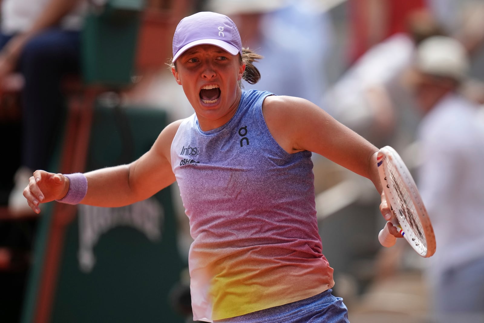 Poland's Iga Swiatek celebrates after beating Kazakhstan's Elena Rybakina during their fourth round match of the French Tennis Open, at the Roland-Garros stadium, in Paris, Sunday, June 1 2025. (AP Photo/Christophe Ena)