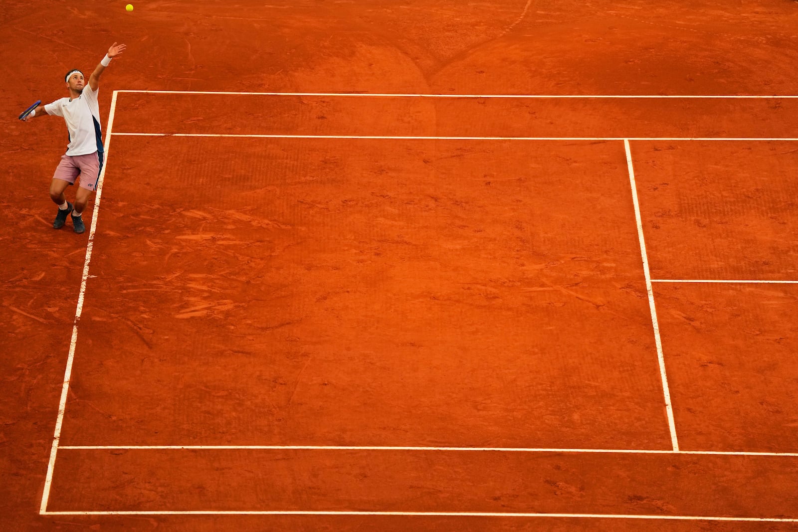 Norway's Casper Ruud serves to Britain's Jack Draper during the Madrid Open tennis final in Madrid, Spain, Sunday, May 4, 2025. (AP Photo/Manu Fernandez)