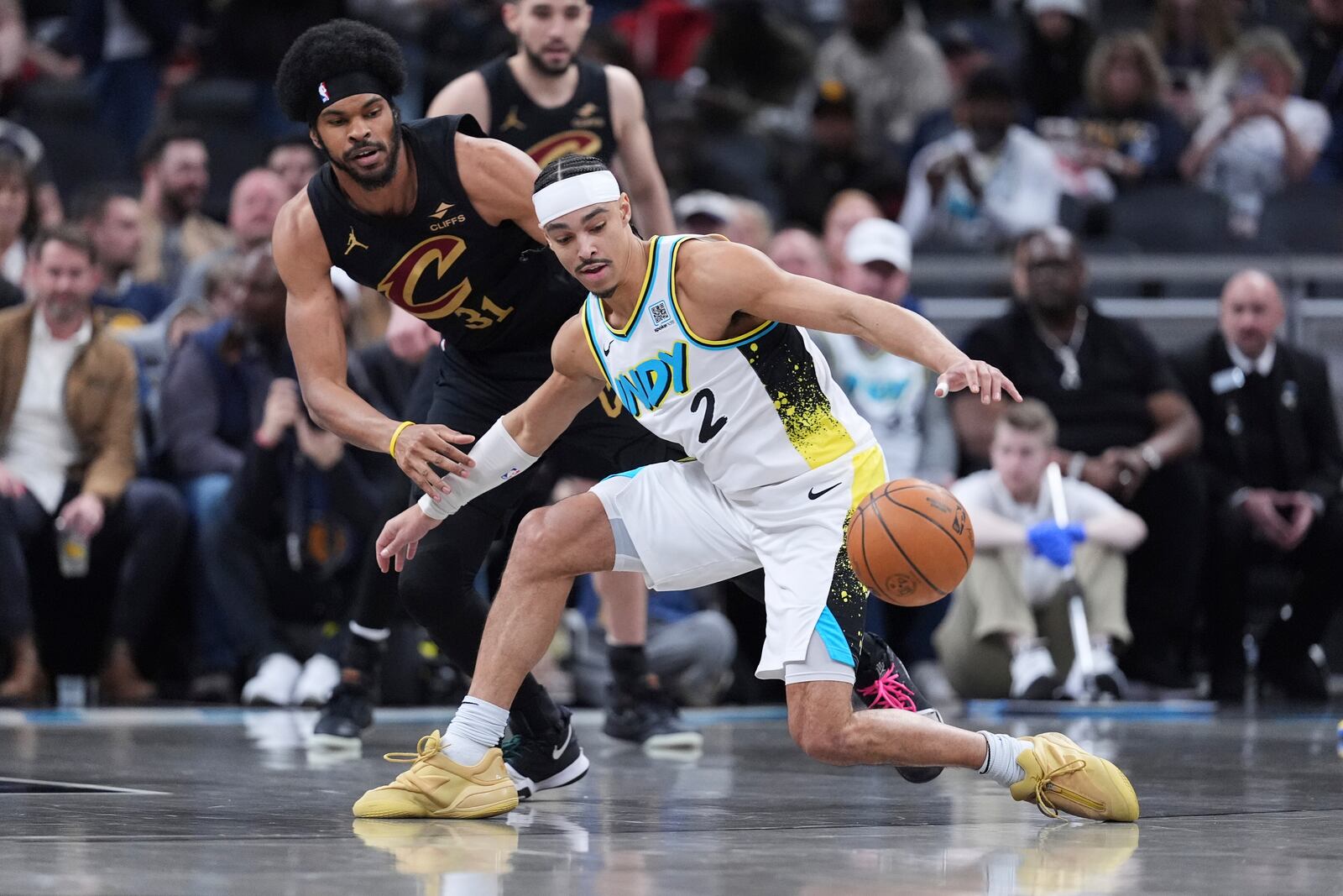 Indiana Pacers guard Andrew Nembhard (2) looses the ball in front of Cleveland Cavaliers center Jarrett Allen (31) during the first half of an NBA basketball game in Indianapolis, Thursday, April 10, 2025. (AP Photo/Michael Conroy)