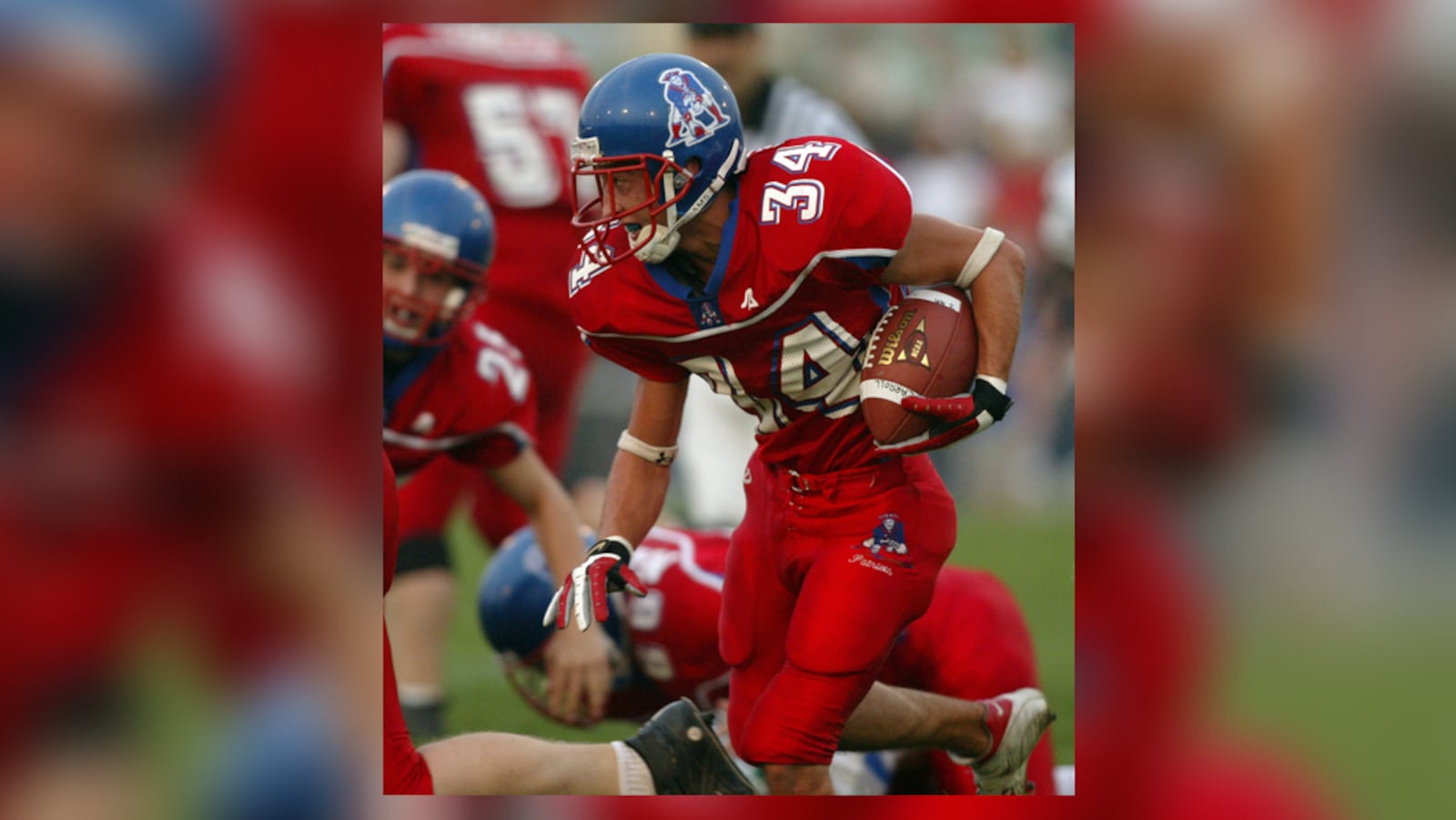 Lyle Garrison, of Carroll, runs the ball in the first quarter as they hosted Chaminade-Julienne during the 2004 season. RON ALVEY / STAFF