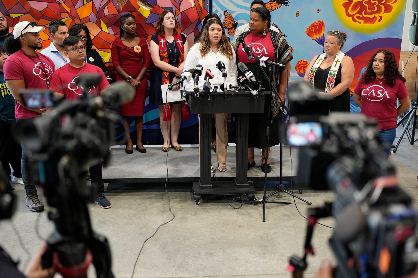 Jennifer Vasquez Sura, center, wife of Kilmar Abrego Garcia speaks during a news conference Wednesday, June 25, 2025, in Nashville, Tenn. (AP Photo/George Walker IV)
