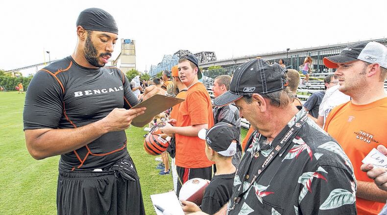Cincinnati defensive end Jamaal Anderson signs autographs after practice Monday in Cincinnati. Anderson, a former No. 1 pick of the Atlanta Falcons, will start in place of the injured Carlos Dunlap.