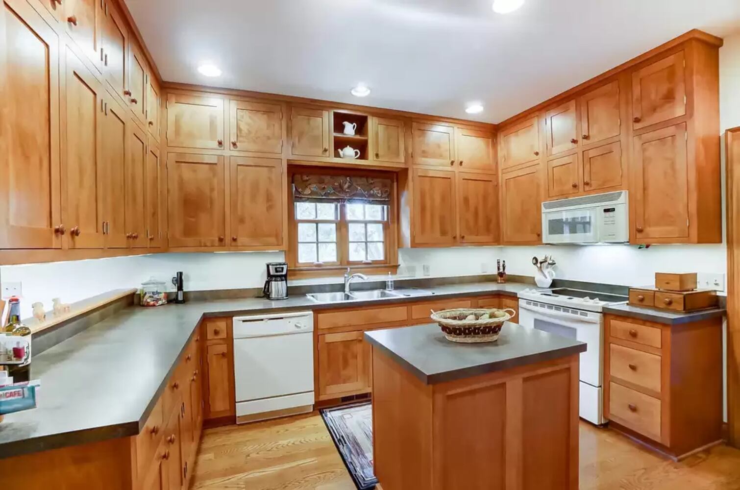 PHOTOS: Home on 1.13 acres near 2 Springfield golf courses listed