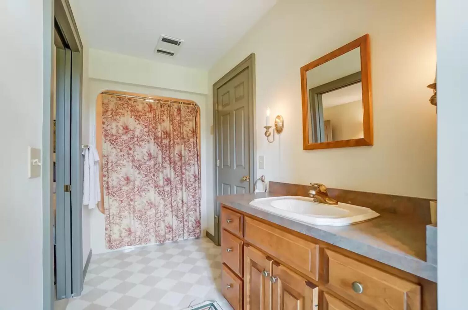 PHOTOS: Home on 1.13 acres near 2 Springfield golf courses listed